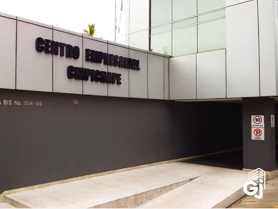 Entrada del Edificio Centro Empresarial Chipichape con su letrero y dirección Av 6A Bis # 35N-100, sede de la oficina principal en Cali